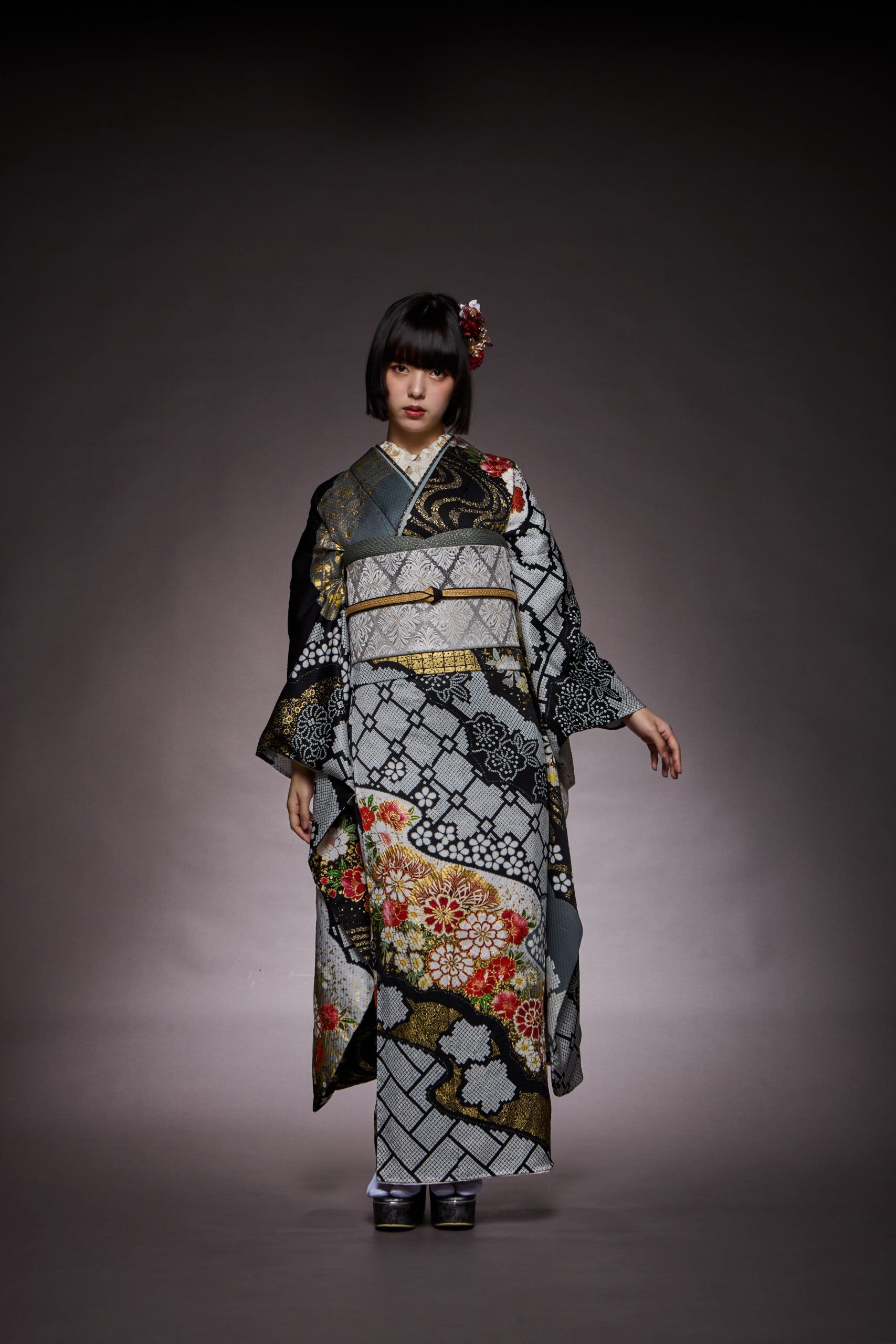 凛とした“黒振袖”が最強♡ひった絞り×古典花柄で映えも格もレベチ